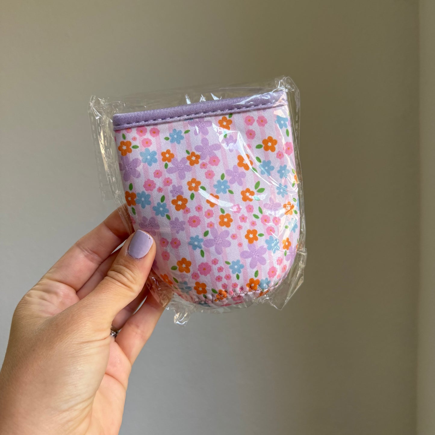 12 oz purple Floral Soda Can Cozy