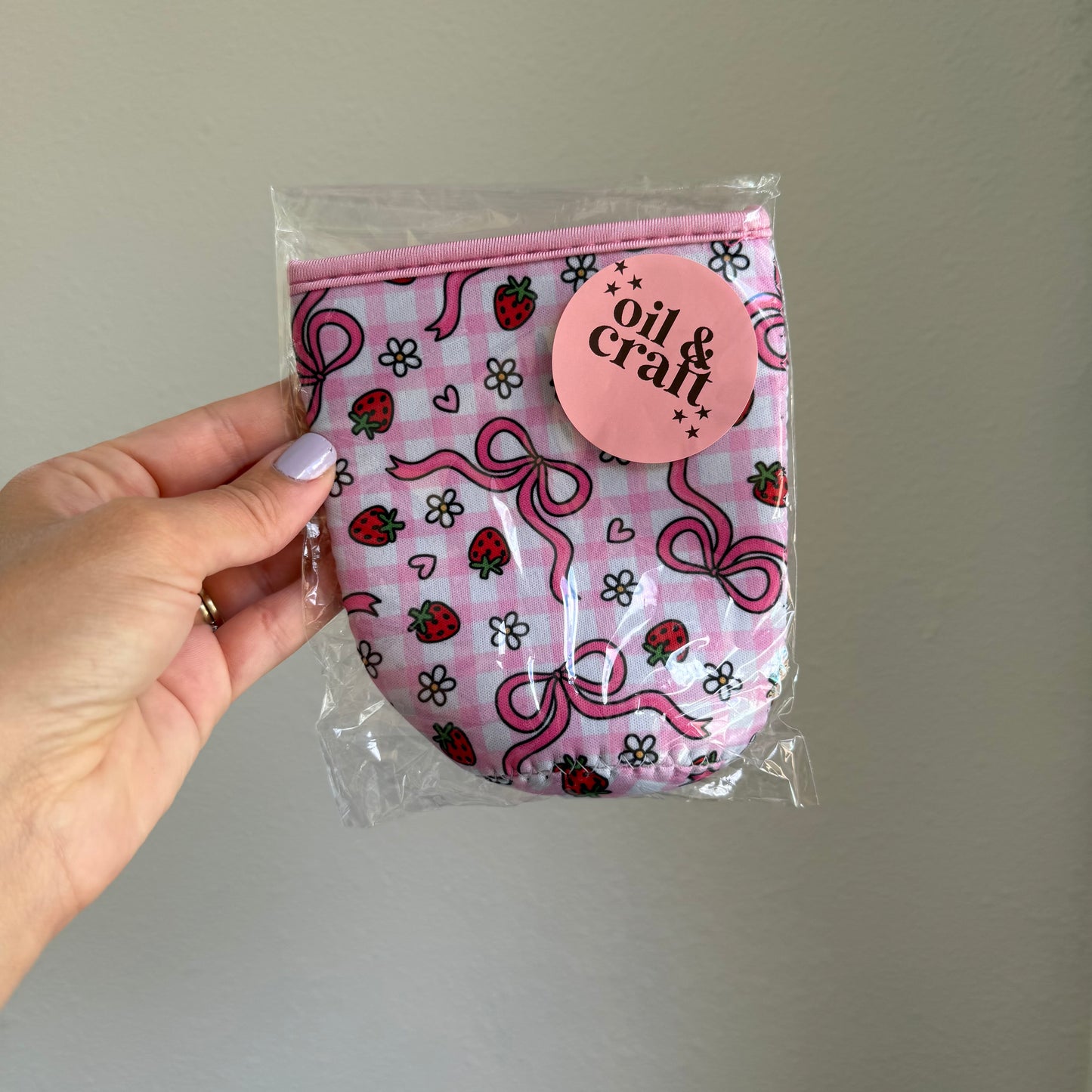 20 oz Strawberries & Bows Cup Cozy