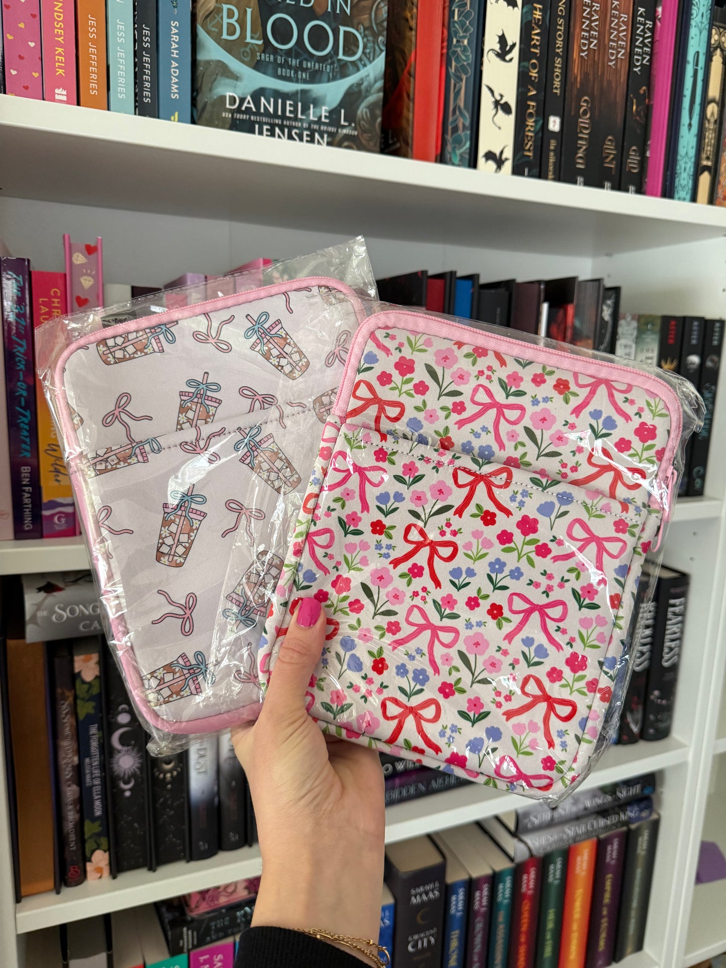 Flowers & Bows Kindle Zipper Pouch